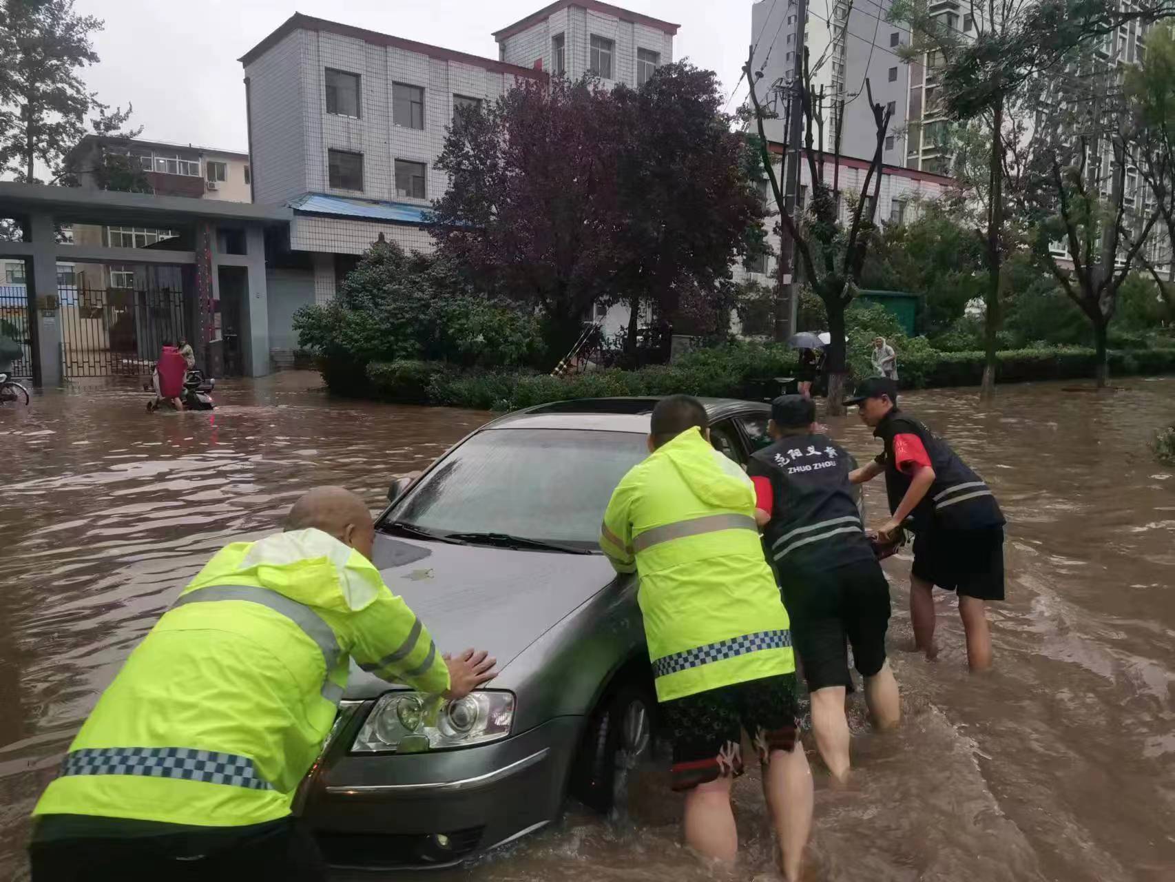 河北保定：3.6万“古城义警”站上抗洪抢险第一线_fororder_微信图片_20230803111722