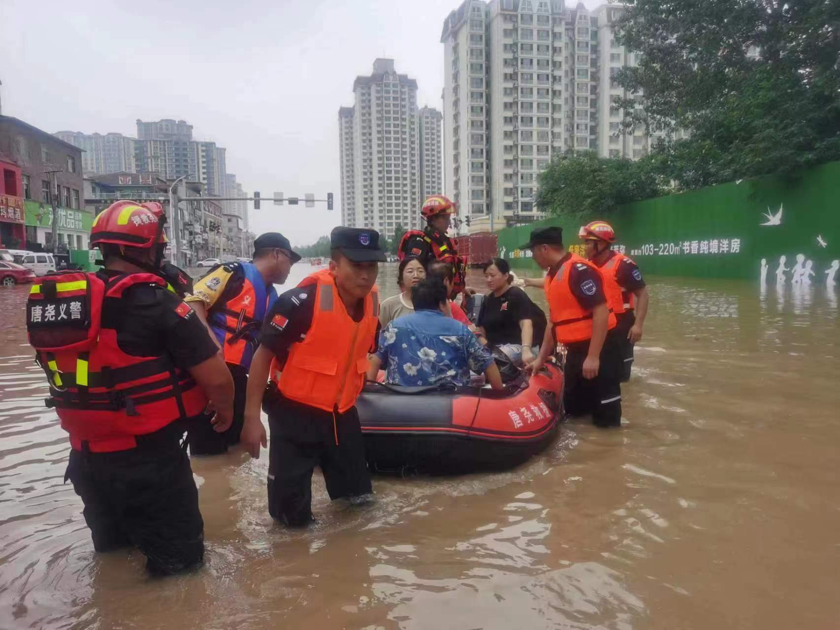 河北保定：3.6万“古城义警”站上抗洪抢险第一线_fororder_微信图片_20230803111713