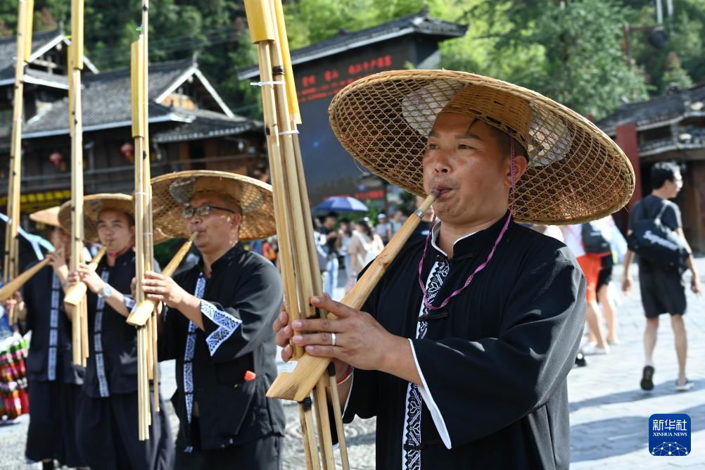 贵州雷山：西江苗寨引游人