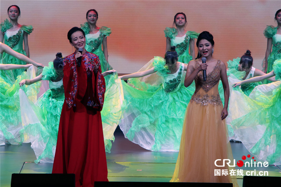 图片默认标题_fororder_3 澳门濠江中学教师樊雅静和镜平中学教师罗苑薇合唱《中国梦》。肖中仁摄