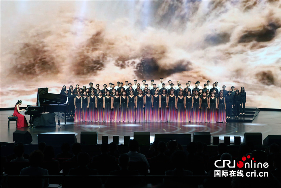 图片默认标题_fororder_2 澳门大学、澳门科技大学和澳门理工大学合唱团共同演唱《保卫黄河》，展现了黄河的汹涌澎湃与中国人不屈不挠的精神。肖中仁摄