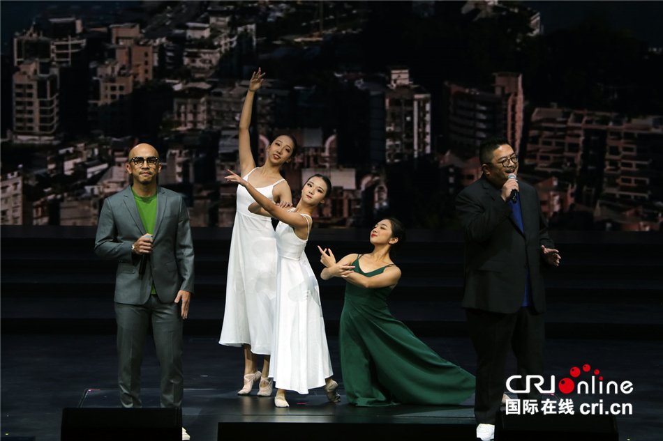 图片默认标题_fororder_5 杭州市政协委员贺培浩、成都市政协委员卢德忠等深情演绎歌曲《澳门梦》，道出了65万澳门人的志向和梦想。肖中仁摄