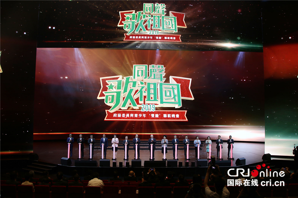 图片默认标题_fororder_9 全国政协副主席何厚铧等主礼嘉宾为联欢晚会揭幕。肖中仁摄