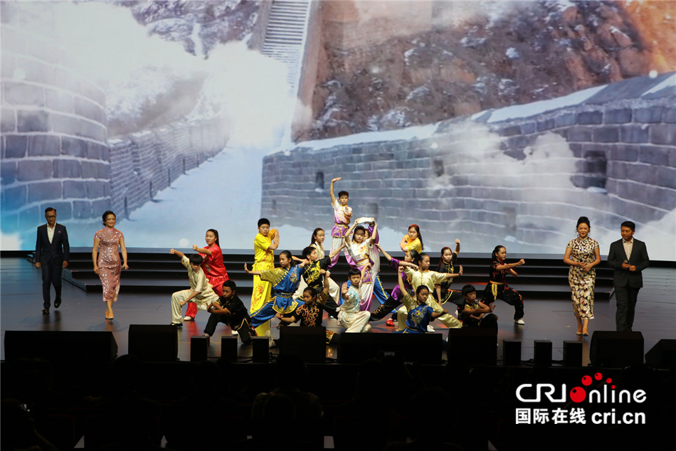 图片默认标题_fororder_8 宁夏回族自治区政协常委何嘉伦、宁波市政协委员钟怡、安徽省政协常委何静麟、天津市政协常委陈季敏合唱《我的中国心》。肖中仁摄