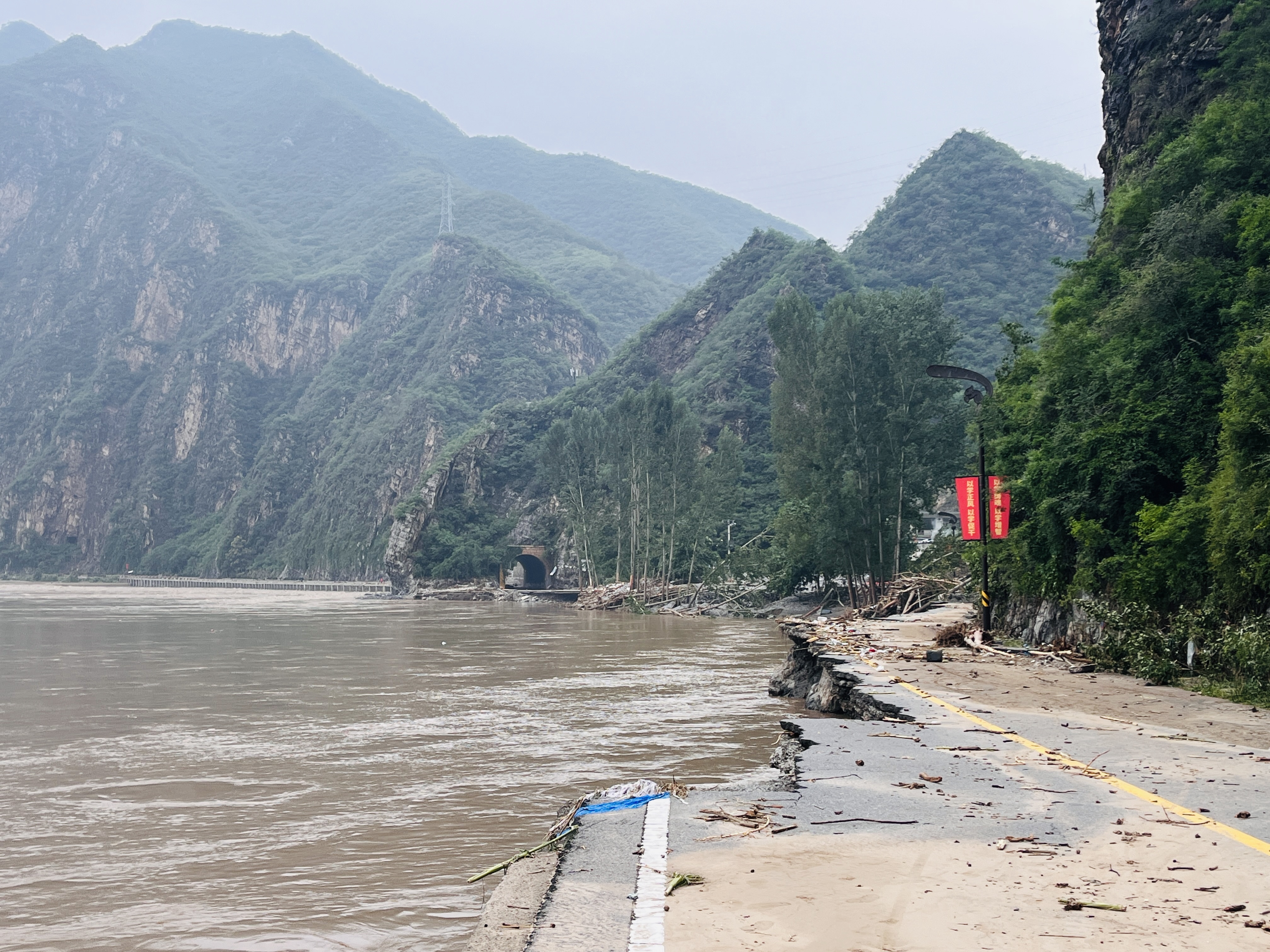 （原创）河北涞水：野三坡景区时隔11年再遭重创_fororder_图为涞水县百里峡大道被洪水冲毁。（李金璐 摄）.JPG