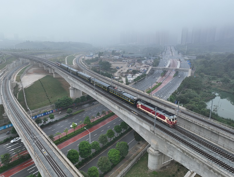 广西推进西部陆海新通道建设成效显著_fororder_5月10日，一列检测列车从南宁东站驶出开往贵州荔波，标志着贵南高铁全线联调联试正式开始。徐天保摄