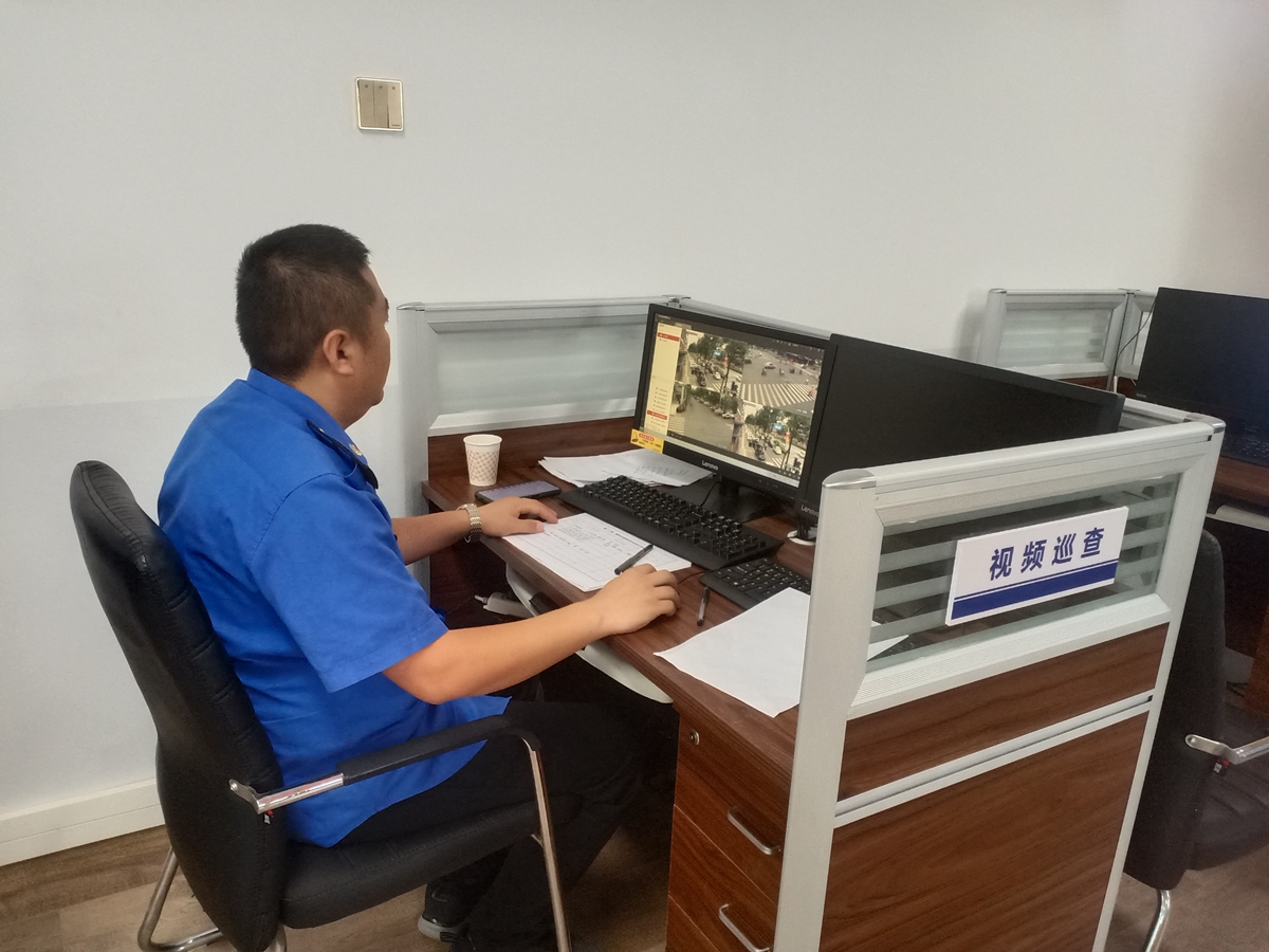 图片默认标题_fororder_工作人员通过网络监控城区实时动态情况 摄影 王伟宁