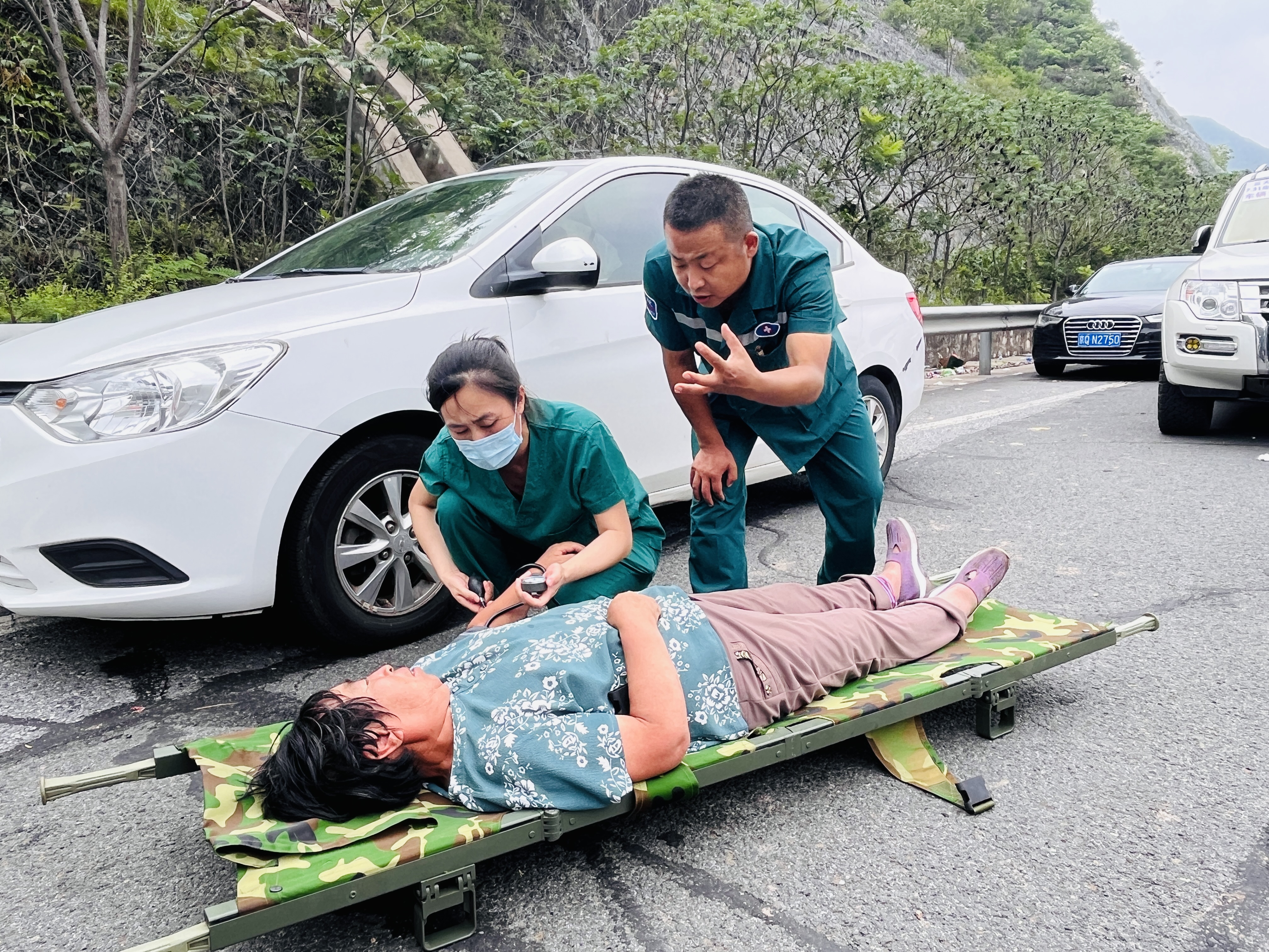 （原创）河北涞水：野三坡景区时隔11年再遭重创_fororder_图为涞水县医务人员正在为转移群众检查身体。（李金璐 摄）.JPG