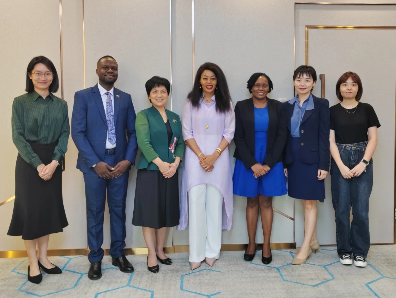 深圳市委外办主任曹赛先与乌干达驻广州总领事桑巴贝拉一行座谈交流_fororder_桑巴1