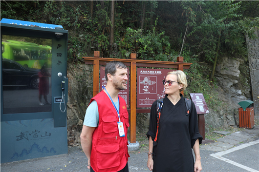 【湖北】【CRI原创】武当山“洋面孔”国际志愿者服务中外游客