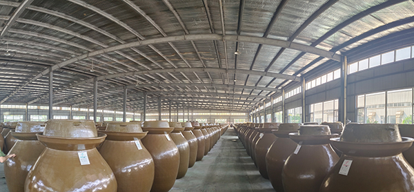 走进东坡制造 感受东坡区现代化发展“加速度”_fororder_泡菜泡制现场+摄影+张琬沁