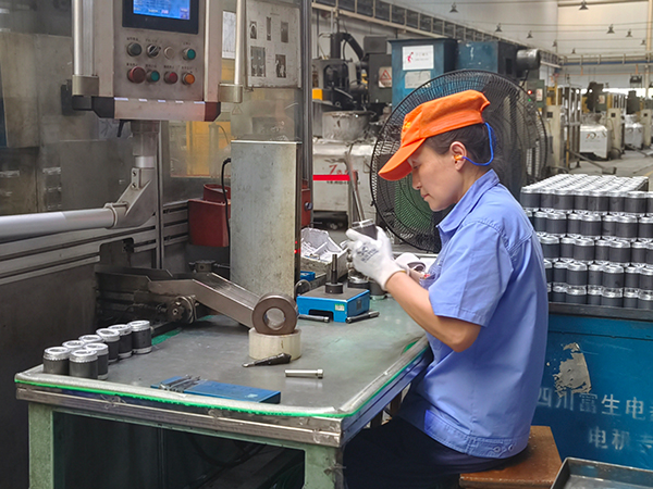 走进东坡制造 感受东坡区现代化发展“加速度”_fororder_四川富生电器有限责任公司工人在认真作业+摄影+张琬沁
