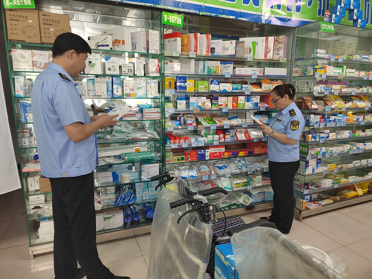 保定市满城区：多项措施筑牢防汛安全屏障_fororder_满城区市场监管人员对药店药品进行抽查 摄影 贾林静