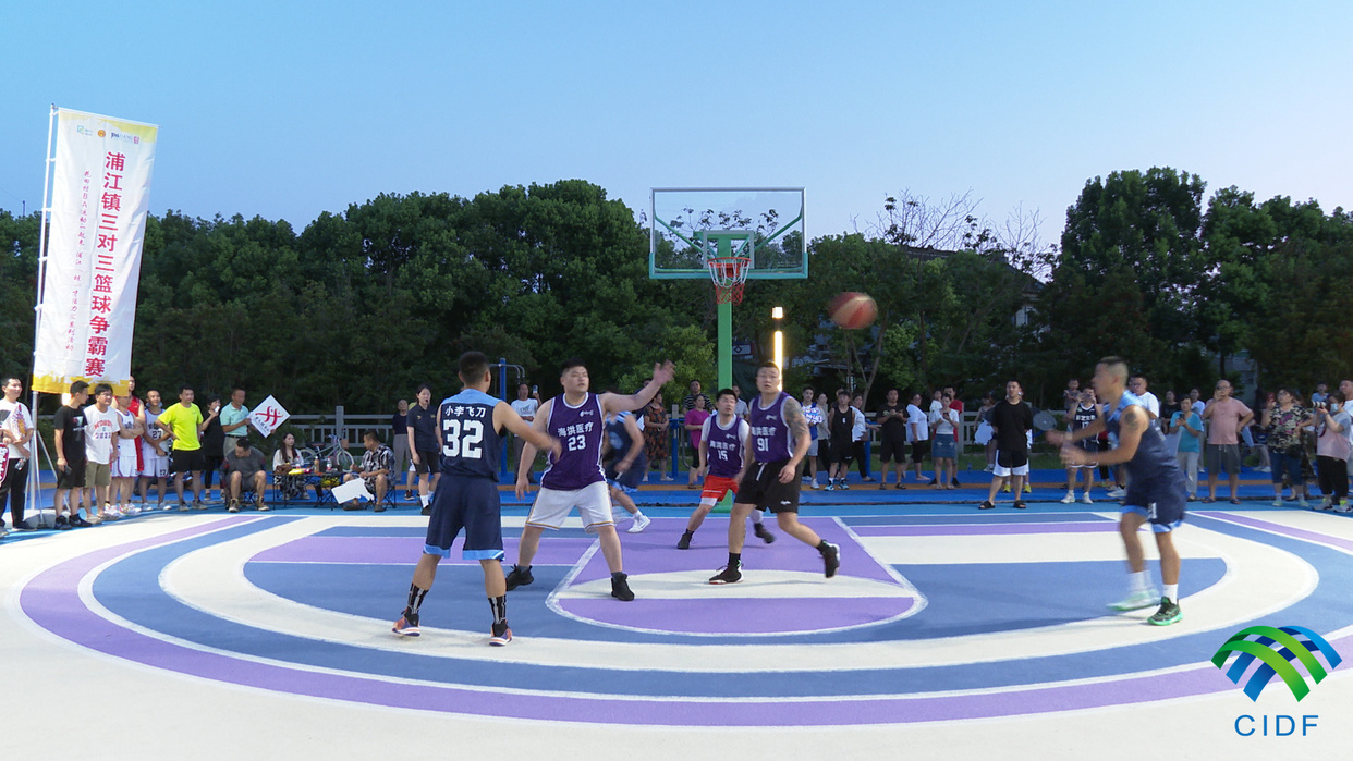Three-on-three Basketball Tournament of "Huatian Village BA" in Pujiang Town, Minhang District, Shanghai Concluded_fororder_選手在激烈比賽3