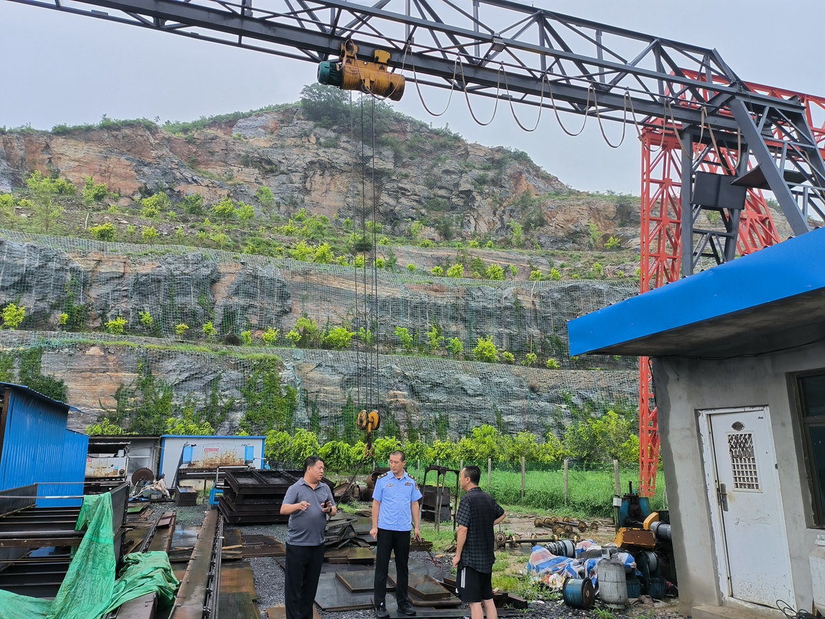 保定市满城区：多项措施筑牢防汛安全屏障_fororder_监管人员对索道设备进行安全检查 摄影 贾林静