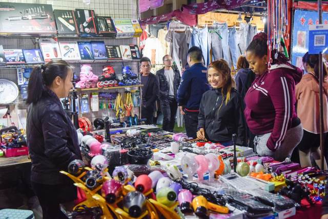 浙江义乌：这里的夜市“国际范”