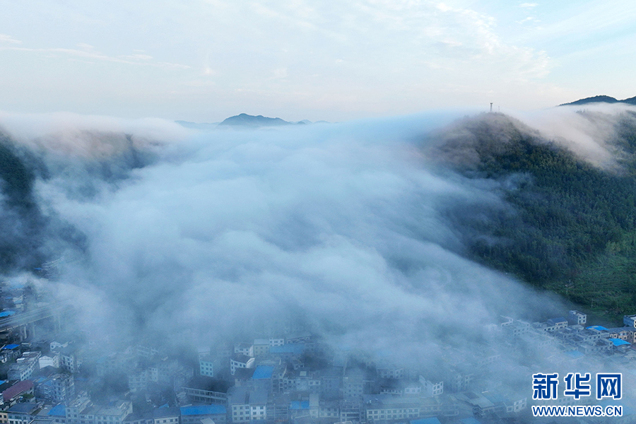 重庆：八月里云海流瀑 瞰群山如画