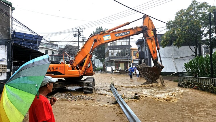 河北唐县:以实干担当书写“风雨大考”答卷_fororder_石门村组织疏浚堵塞沟渠