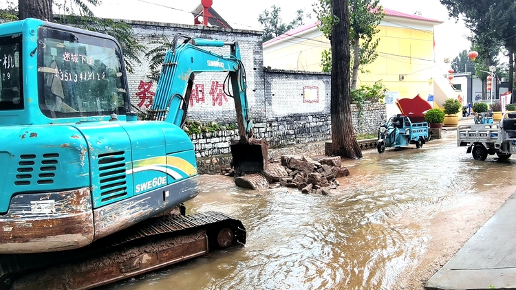 河北唐县:以实干担当书写“风雨大考”答卷_fororder_下庄村组织清理路边损坏围挡