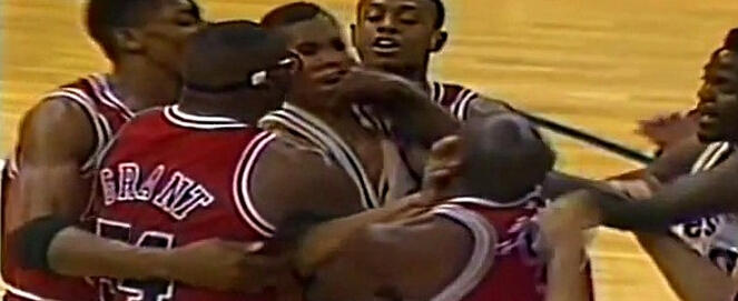 被群殴的不只有吴悠！一人惨遭乔丹科比痛扁