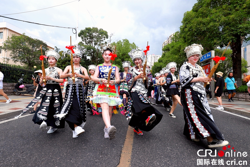 贵州黔南举行“同心筑梦·情定黔南”首届民族集体婚礼盛典_fororder_微信图片_20230808091936