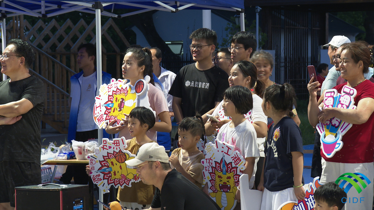Three-on-three Basketball Tournament of "Huatian Village BA" in Pujiang Town, Minhang District, Shanghai Concluded_fororder_观众为比赛选手加油