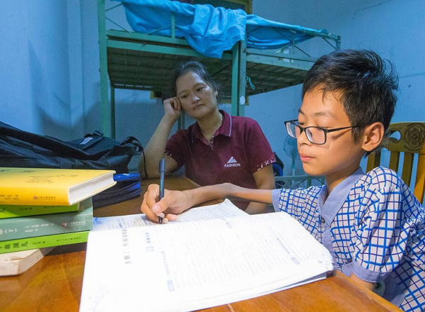 自贡贡井区：“渐冻少年”杨杰的非凡求学人生路_fororder_1杨杰刻苦学习