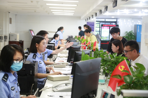 重慶九龍坡警方推出五大惠民服務 助群眾快速辦理出入境證件_fororder_圖片1