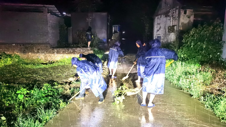 河北唐县:以实干担当书写“风雨大考”答卷_fororder_迷城乡应急小组冒雨紧急排险