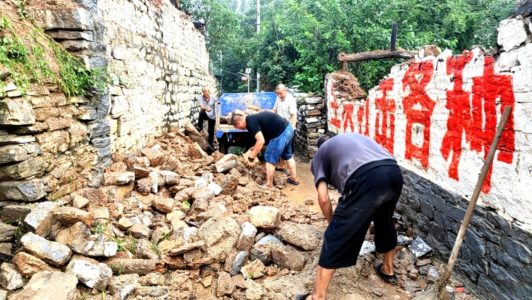 河北唐县:以实干担当书写“风雨大考”答卷_fororder_上三土门村组织清理倒塌危墙