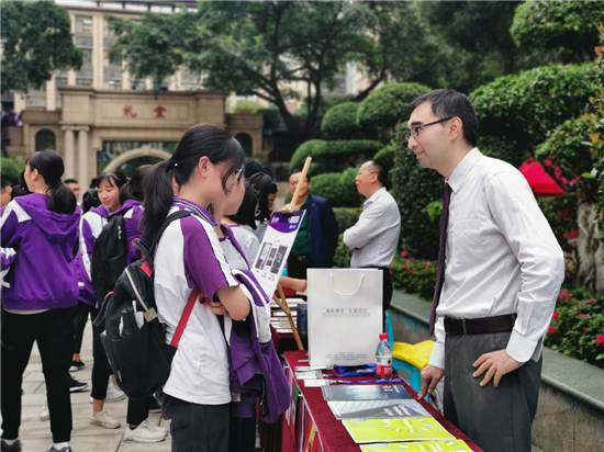 【科教 圖文】重慶巴蜀中學舉行課程博覽會 展示精品課程