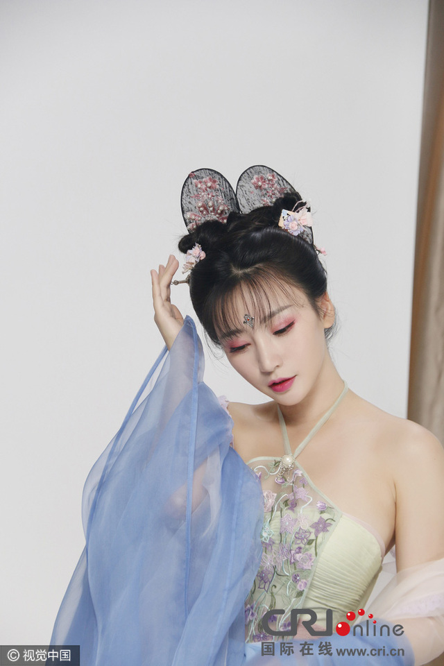 柳岩薄纱肚兜拍定妆照比v卖萌 秀美背回眸电力足