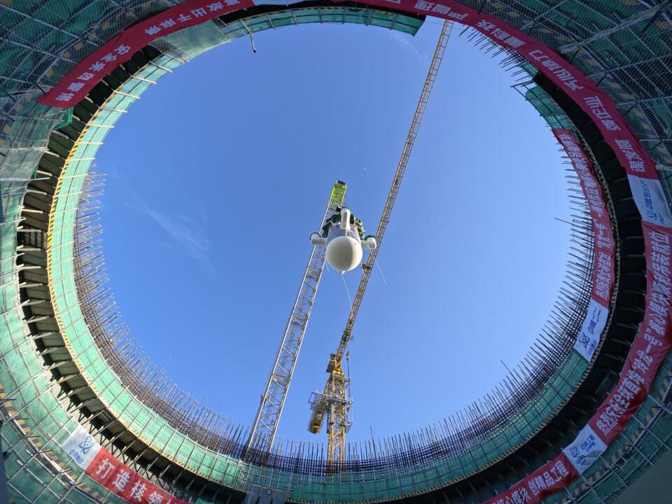 【双碳中国•清洁能源】全球首个！玲龙一号反应堆核心模块吊装就位_fororder_2