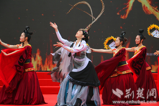 开幕式上展现楚文化的舞蹈《激楚》.记者王建锋 摄