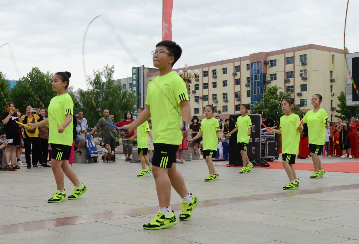 图片默认标题_fororder_学生带来的精彩跳绳节目 摄影 李艳红