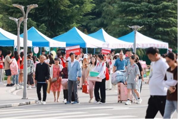 迎新组图|江南JN体育网页版迎来开学日