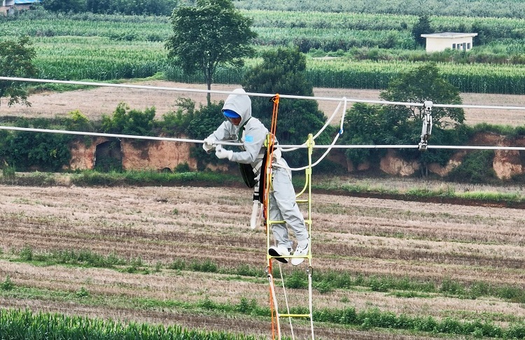 陜西舉辦架空輸電線路帶電作業技能競賽_fororder_參賽選手等電位補修導線