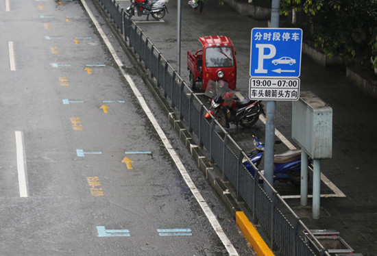 【法制安全】江北交巡警主动作为 缓解老旧小区停车难问题