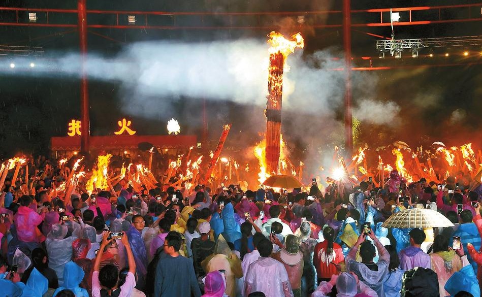 雲南多地歡度火把節 民族文化盛會相繼開展_fororder_b24