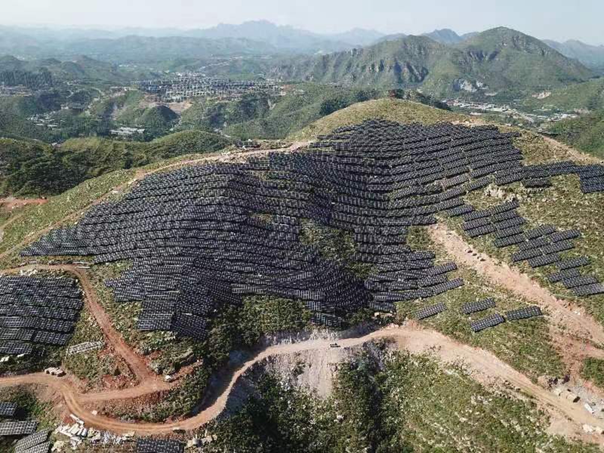 图片默认标题_fororder_山顶上安装好的光伏项目 摄影 段成南