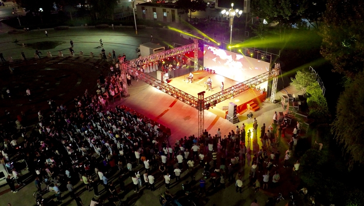 圖片默認標題_fororder_滿城區“彩色週末”文藝演出現場 攝影 陳少奇