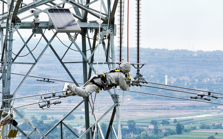 陜西舉辦架空輸電線路帶電作業技能競賽_fororder_參賽選手等電位電工脫離絕緣子串