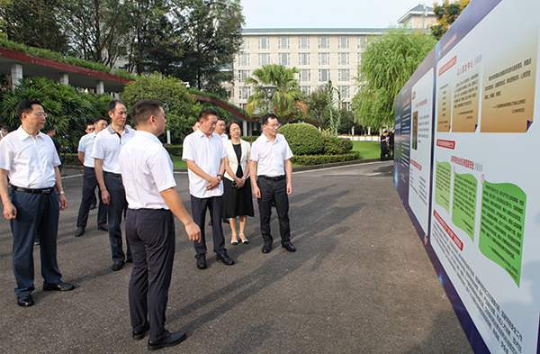 四川省2023年國家網絡安全宣傳周開幕式在瀘州舉行_fororder_參觀四川省2023年國家安全宣傳周主題展