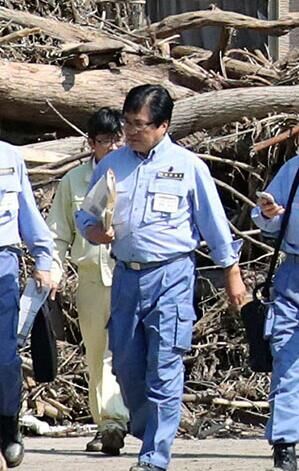 日本内阁政务官视察灾区被人背过积水区遭猛批