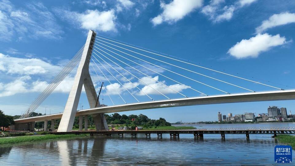 中企承建的科特迪瓦斜拉桥竣工通车