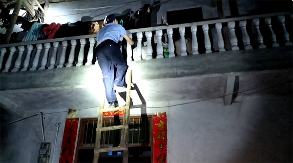 兩老人被困火場 重慶巫溪民警緊急救援_fororder_圖片2