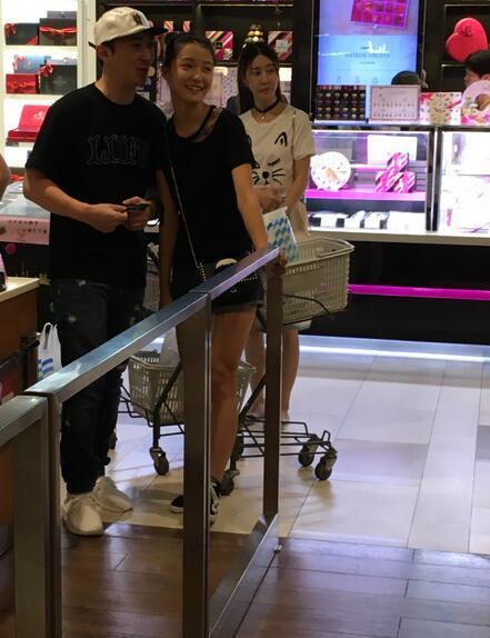 陪王思聪逛街的女孩又换了，买了一推车的东西_娱乐_腾讯网