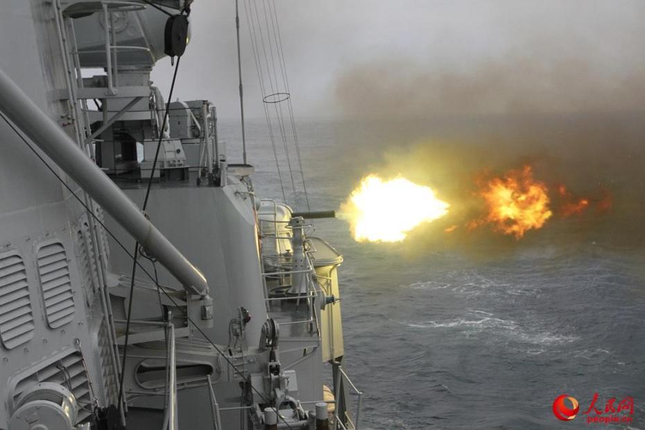 东海舰队6艘战舰开展实战化训练 主副炮开火