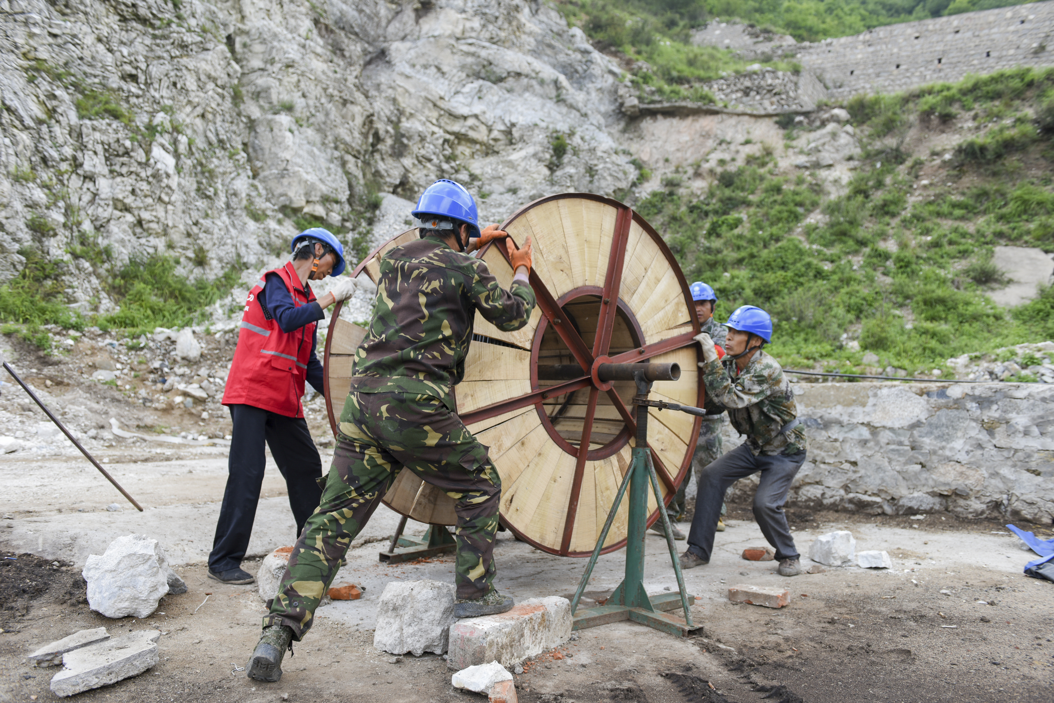 跨越黄安岭——涞源的电点亮涞水的灯_fororder_8月8日，国网涞源县供电公司抢修队在涞源涞水交界处架设跨区供电线路。翟文涛 摄 (3).JPG