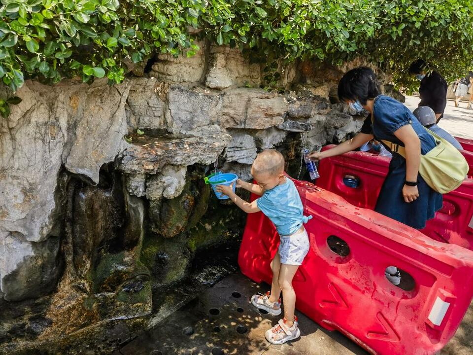 “泉城”济南：“千泉竞喷”惹人爱_fororder_03